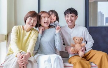 家族の笑顔の記念写真イメージ