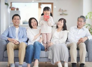 三世代家族の記念写真イメージ