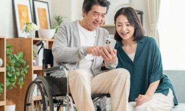 車椅子の入居者と家族のイメージ