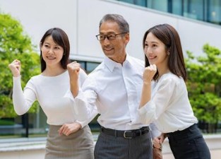 高齢者と施設職員のイメージ