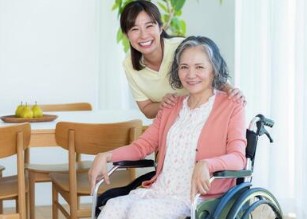 車椅子の入居者と職員のイメージ